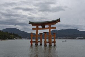 宮古島 ニュース・話題 - torii, gate, culture, miyajima, sea, island, japan, traditional, asia, ancient, nature, tourism, shinto